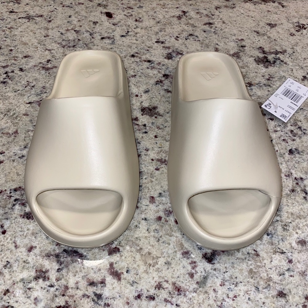 Yeezy Bone slides size US Women 7